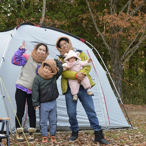 雪のちらつくキャンプ場にて