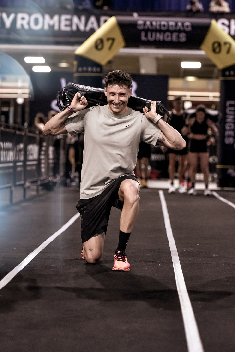 Athlète en pleine épreuve HYROX, combinant course et mouvements fonctionnels avec puissance et endurance, symbolisant l’effort maximal