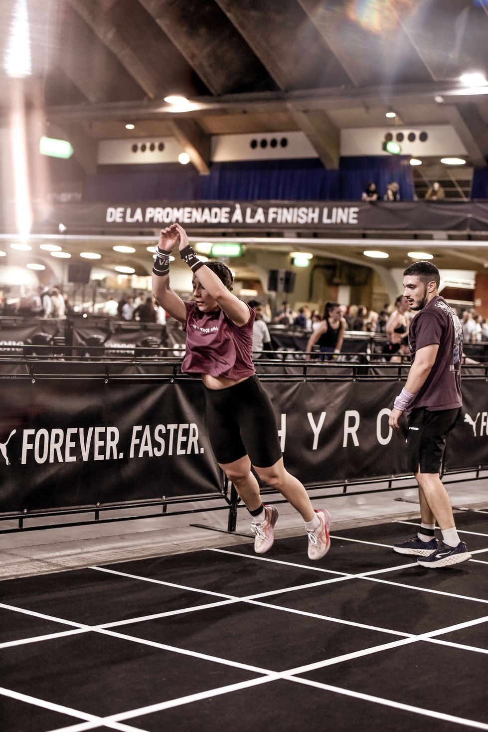 Athlète en pleine épreuve HYROX, combinant course et mouvements fonctionnels avec puissance et endurance, symbolisant l’effort maximal