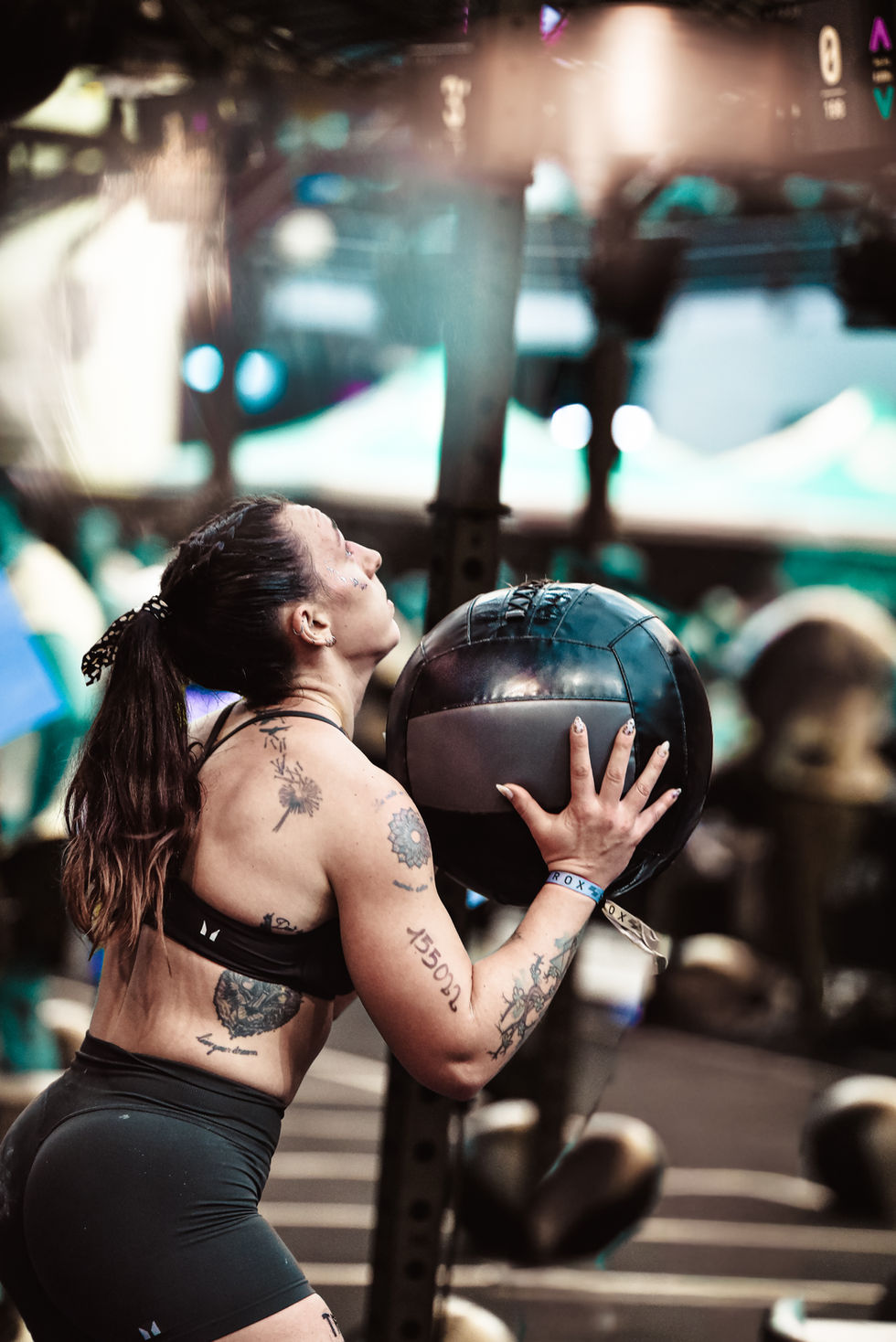 Athlète en pleine épreuve HYROX, combinant course et mouvements fonctionnels avec puissance et endurance, symbolisant l’effort maximal