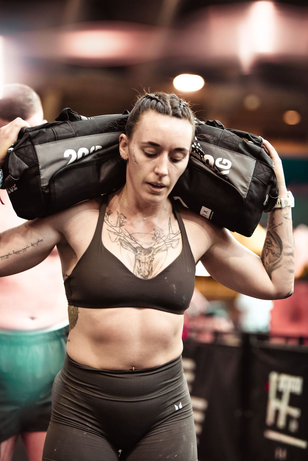 Athlète en pleine épreuve HYROX, combinant course et mouvements fonctionnels avec puissance et endurance, symbolisant l’effort maximal