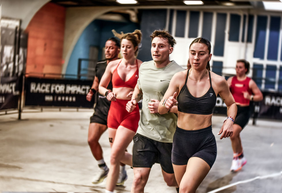 Athlète en pleine épreuve HYROX, combinant course et mouvements fonctionnels avec puissance et endurance, symbolisant l’effort maximal