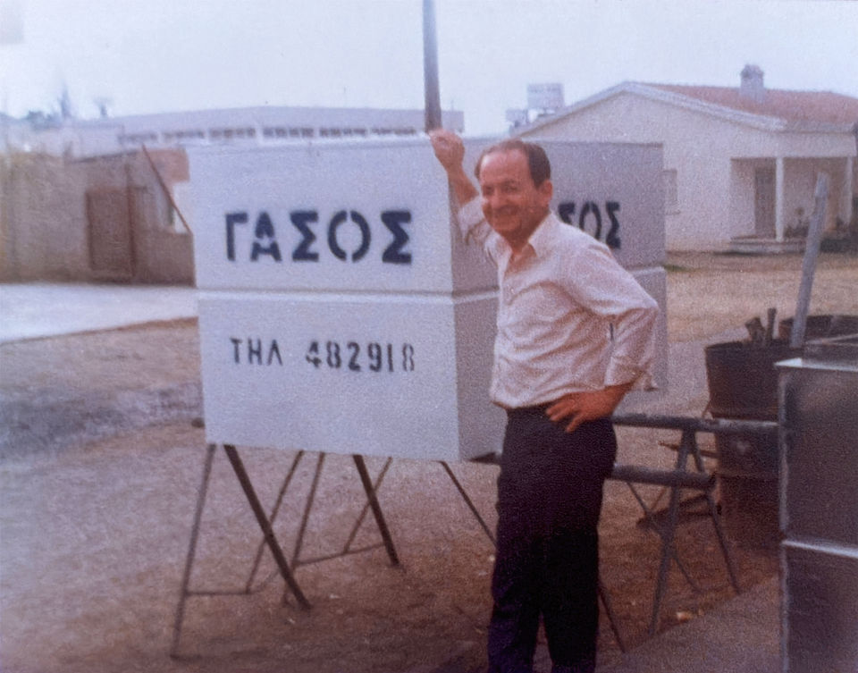 Smiling man next to white boxes displaying "ΓΑΣΟΣ" and "THA 48291B".