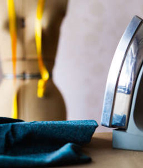 74937008-nahaufnahme-von-professionellen-eisen-in-einer-schneider-fabrik-schneiderei-thema