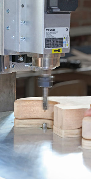 Detailansicht eines Gitarrenbodys beim Fräsen