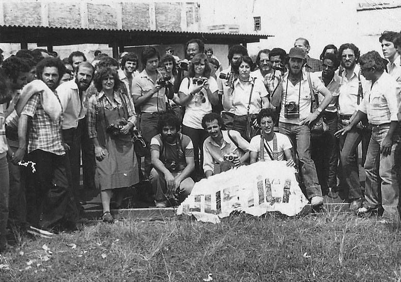 Fotógrafos, jornalistas e metalúrgicos ao final de uma assembleia em São Bernardo