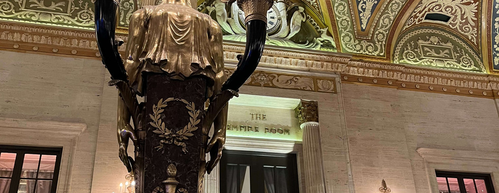 Interiér hotelu - jeden ze svícnů na zdi