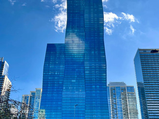 Aqua Tower a hned vedle St. Regis