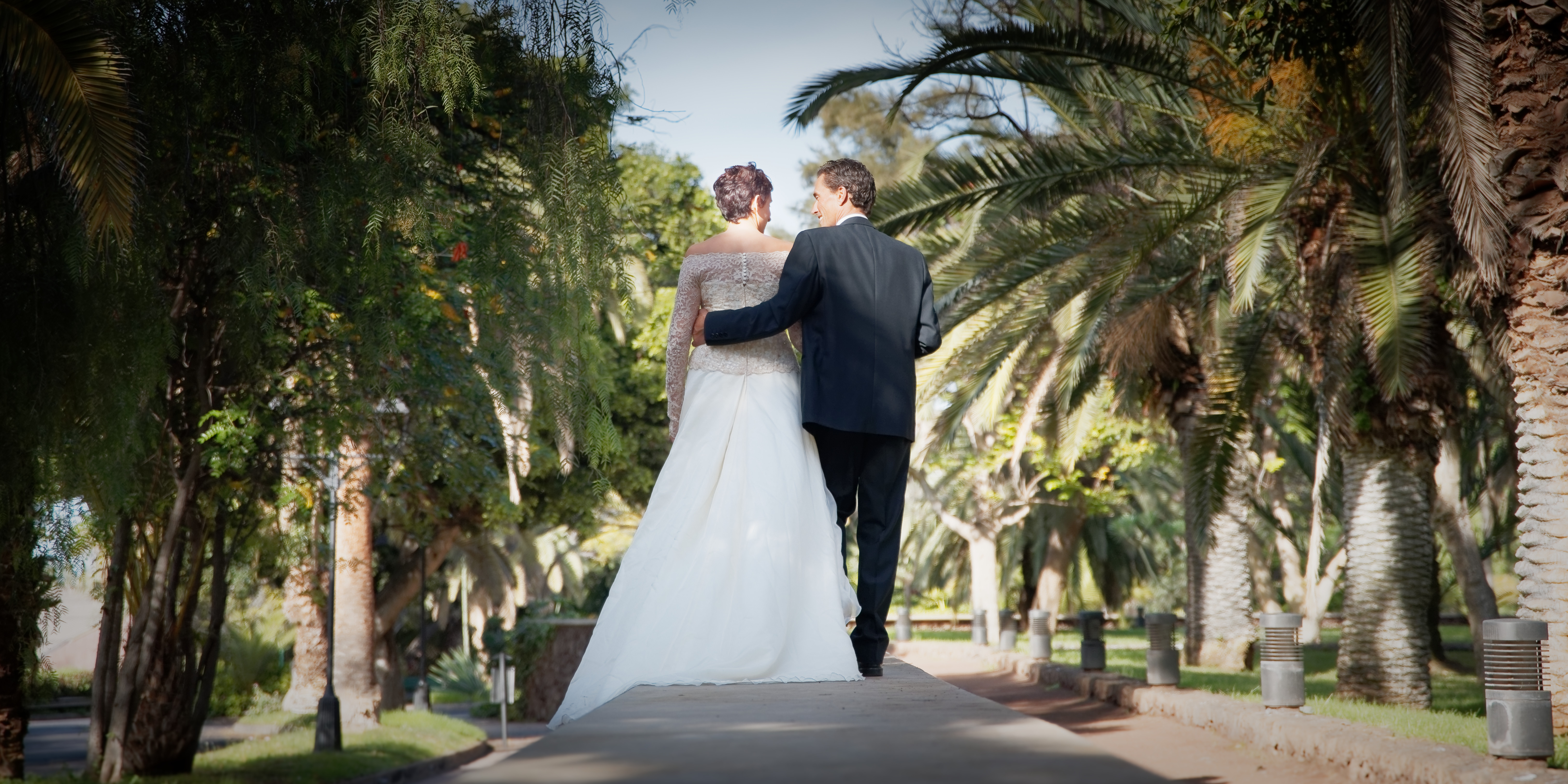 Wedding portrait: Walking in Taoro