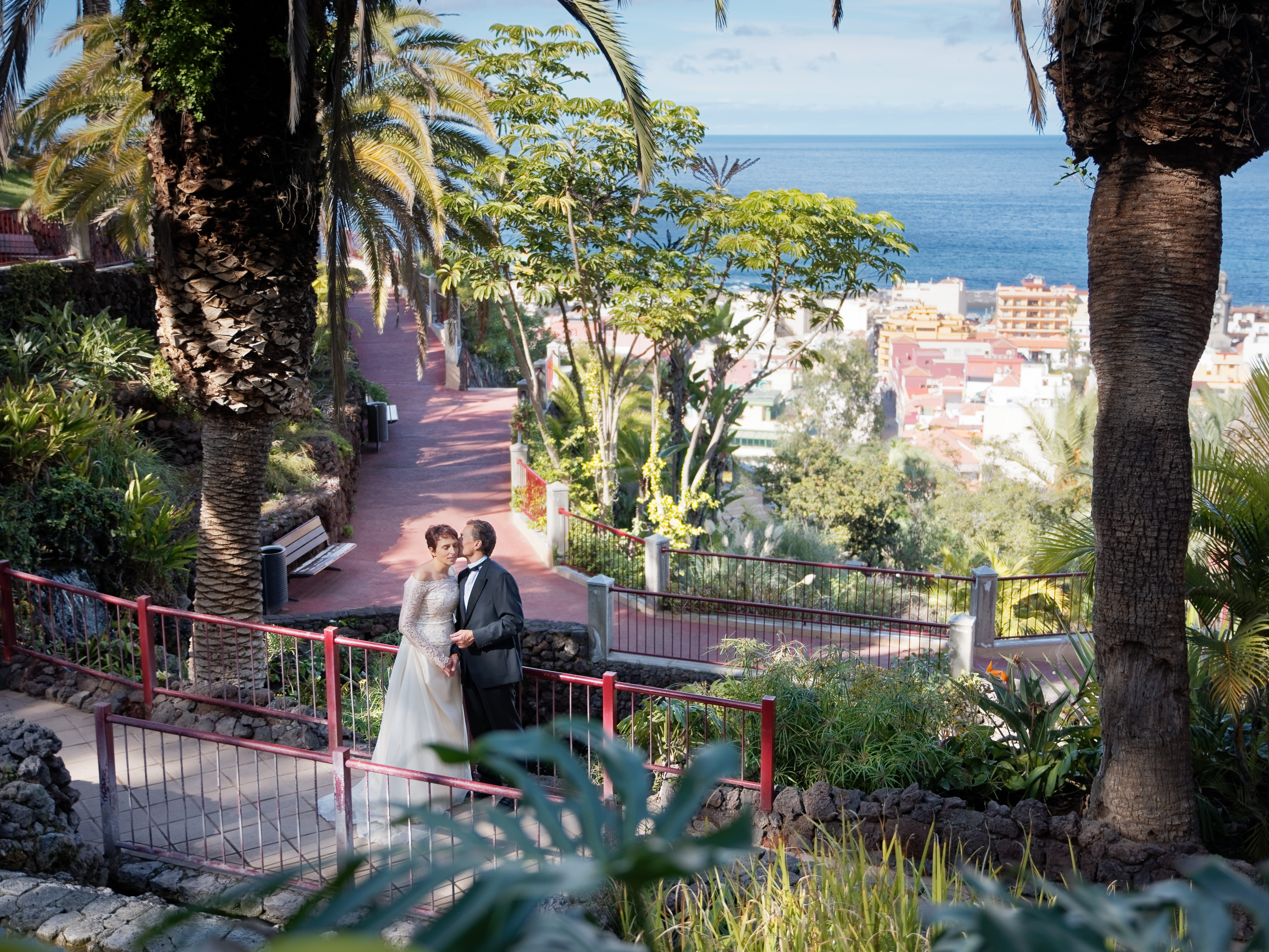 Wedding portrait: Hug in Taoro park
