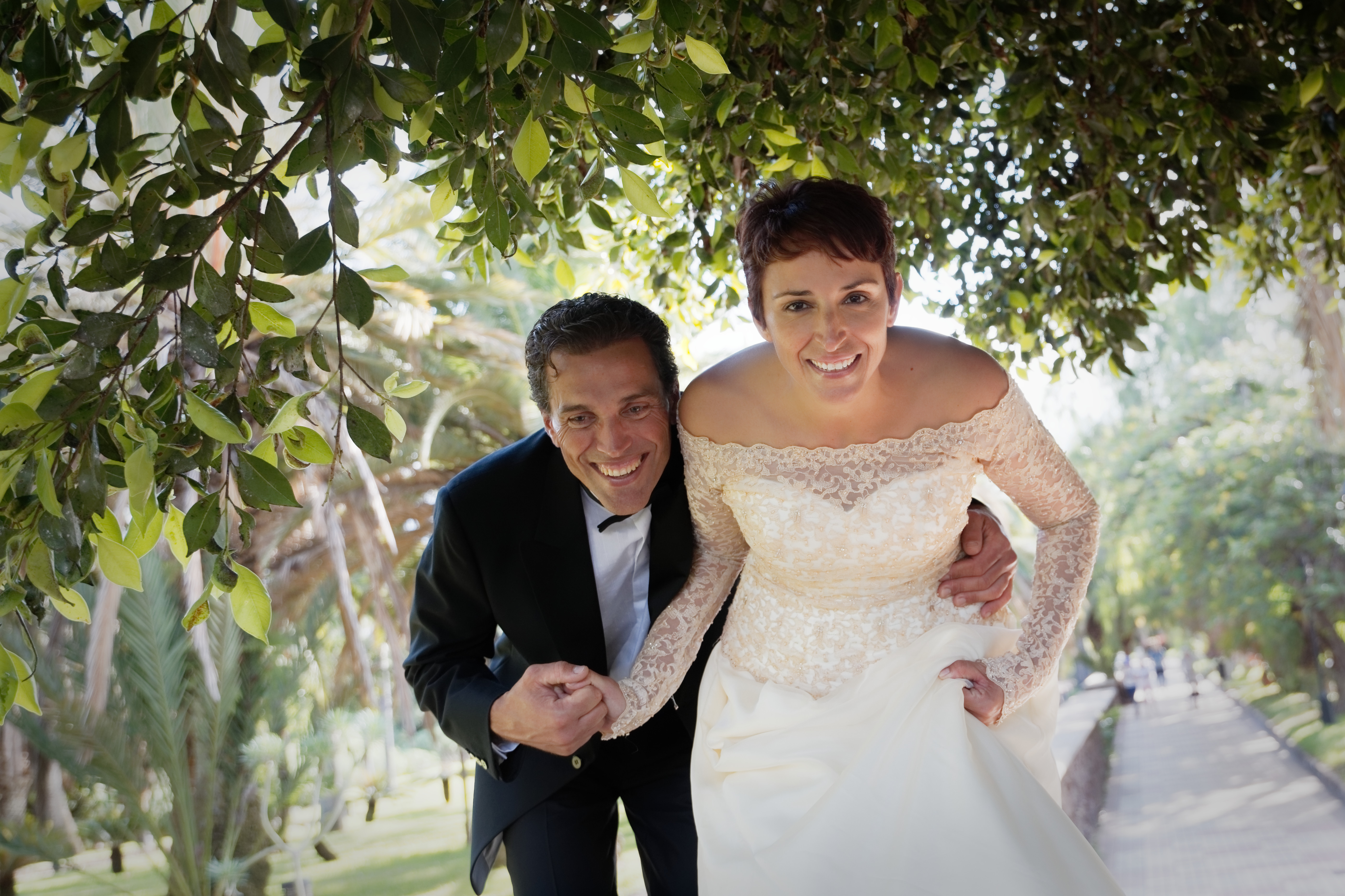 Wedding portrait: Under a tree