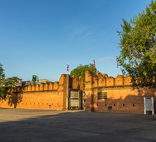 Chiang_Mai_-_East_gate_of_the_city_wall_-_0001.jpg