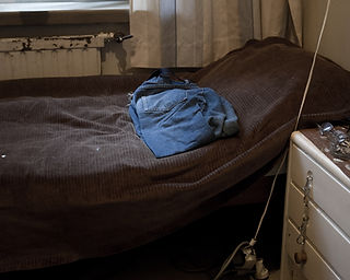 Näkymättömät miehet -valokuvasarja Pelastusarmeijan asuntolasta