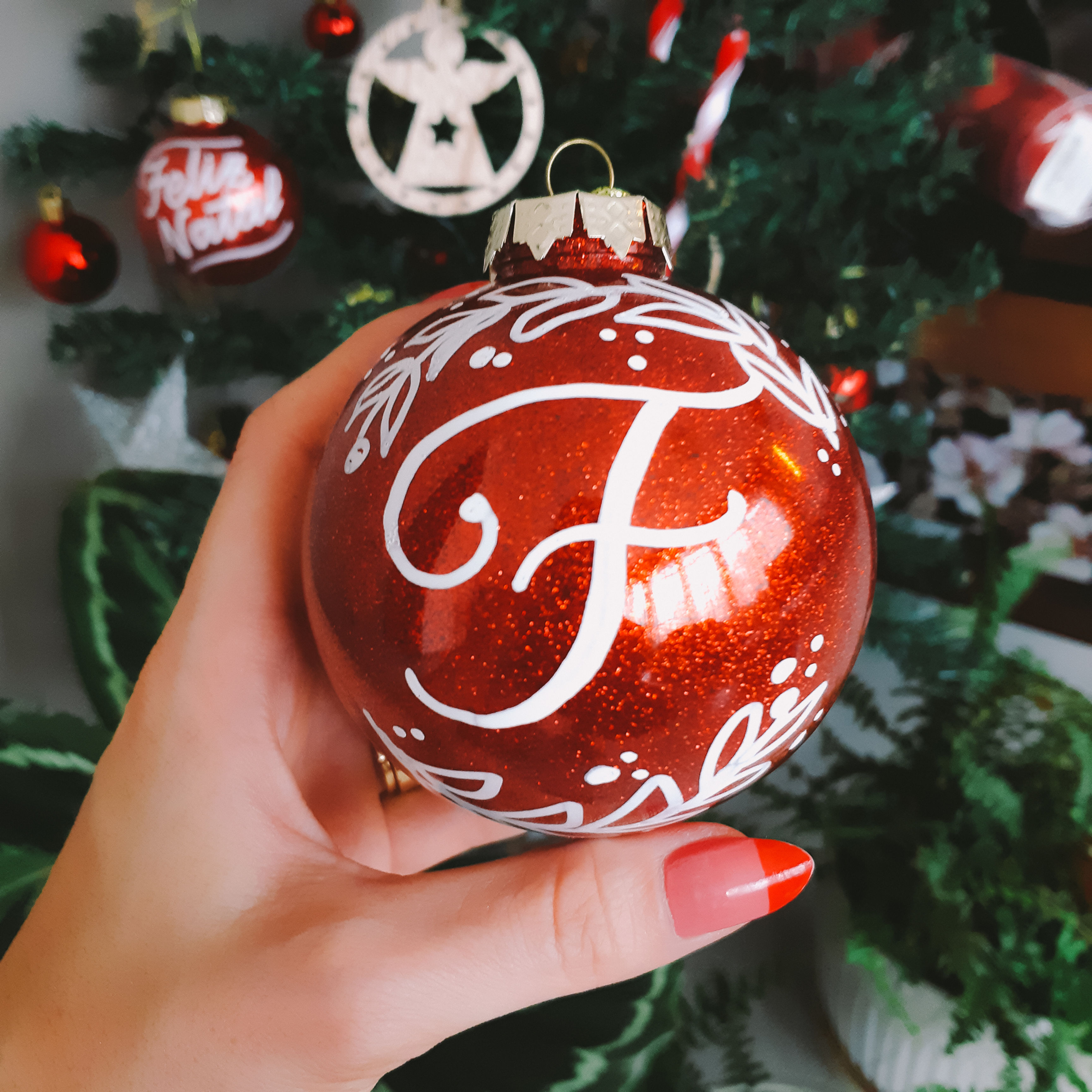 Bola de Natal 8,5cm | Personalizada com Inicial Folhas