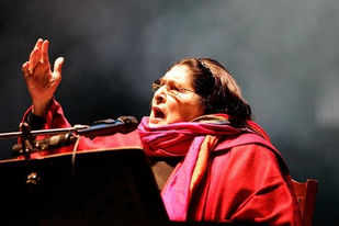 Me gustan los estudiantes - Mercedes Sosa. Muito necessária...