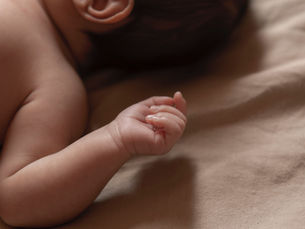 Aktiver Schlaf beim Neugeborenen: Warum dein Baby im Schlaf so unruhig wirkt