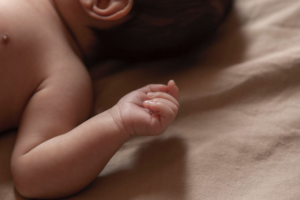 Aktiver Schlaf beim Neugeborenen: Warum dein Baby im Schlaf so unruhig wirkt 