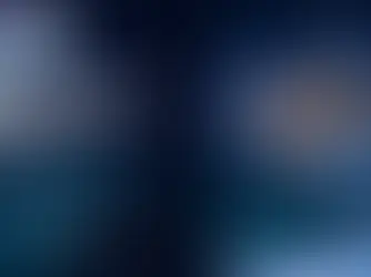 Couverture éditoriale montrant un navire câblier, un câble sous-marin et un satellite dans un paysage arctique.