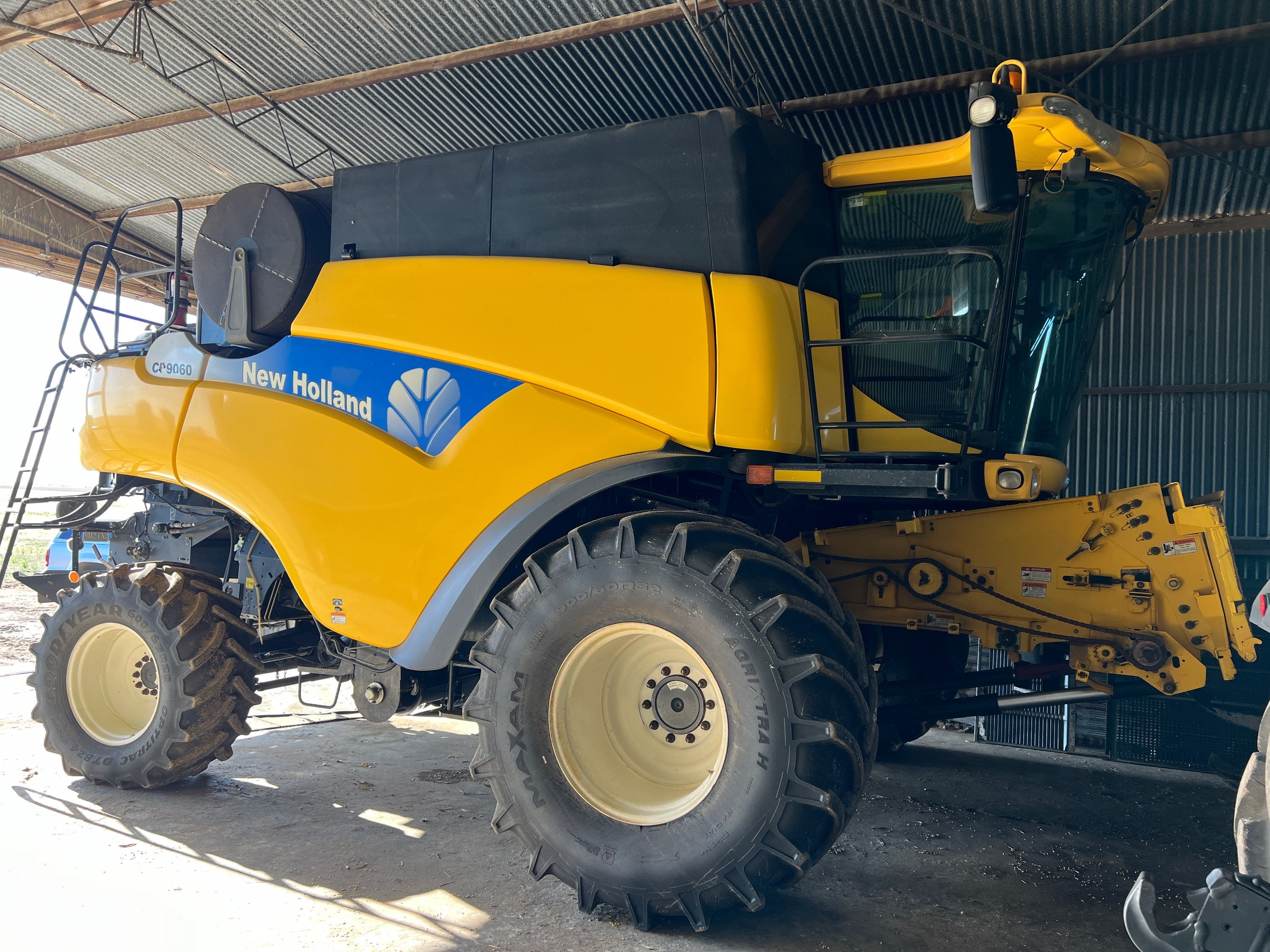 New Holland CR9060 with 88C Draper Front - STK 500033/34