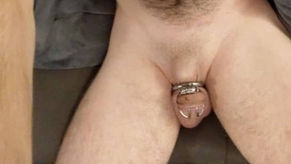 Jeu de chasteté avec chaste-t.com pour ce couple surexcité 2/7