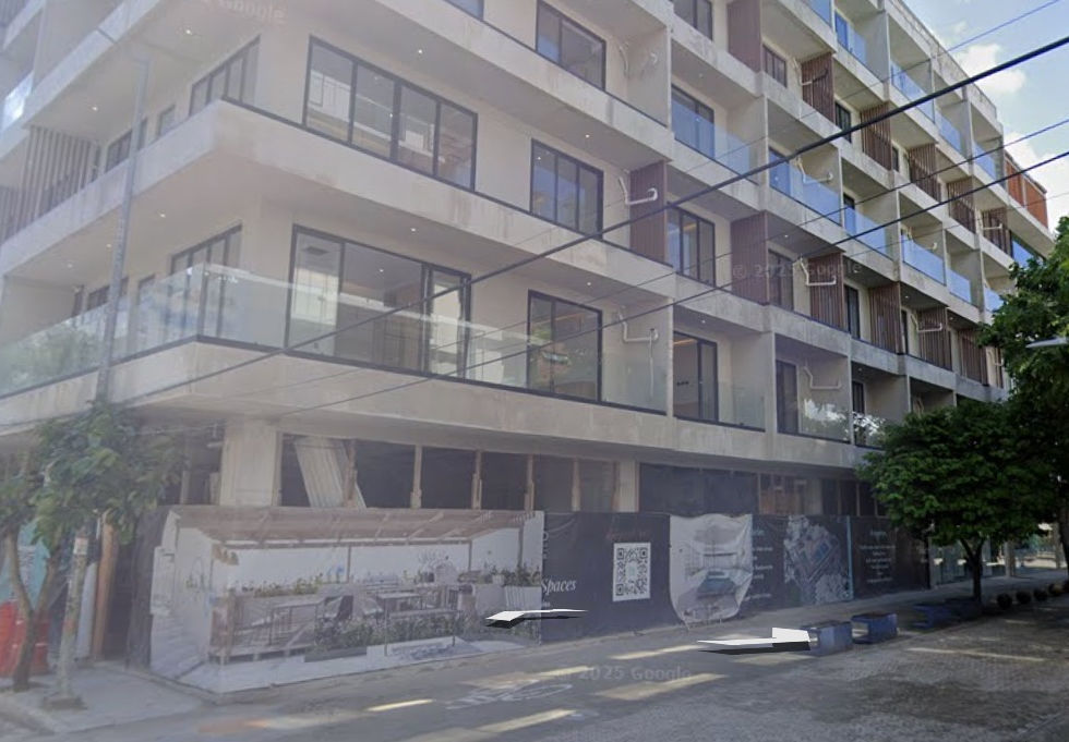 Prime commercial space for rent on Fifth Avenue, Playa del Carmen. This 121.7 m² retail location offers strong foot traffic, street visibility, and exposure to international tourists