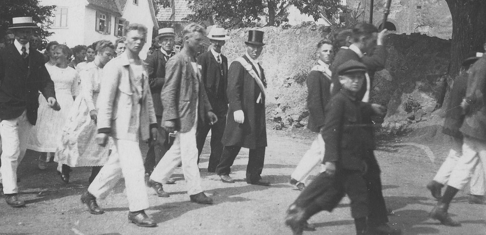 Kirche_Festumzug vor Kirche - Turnerfest vor 1939.jpg