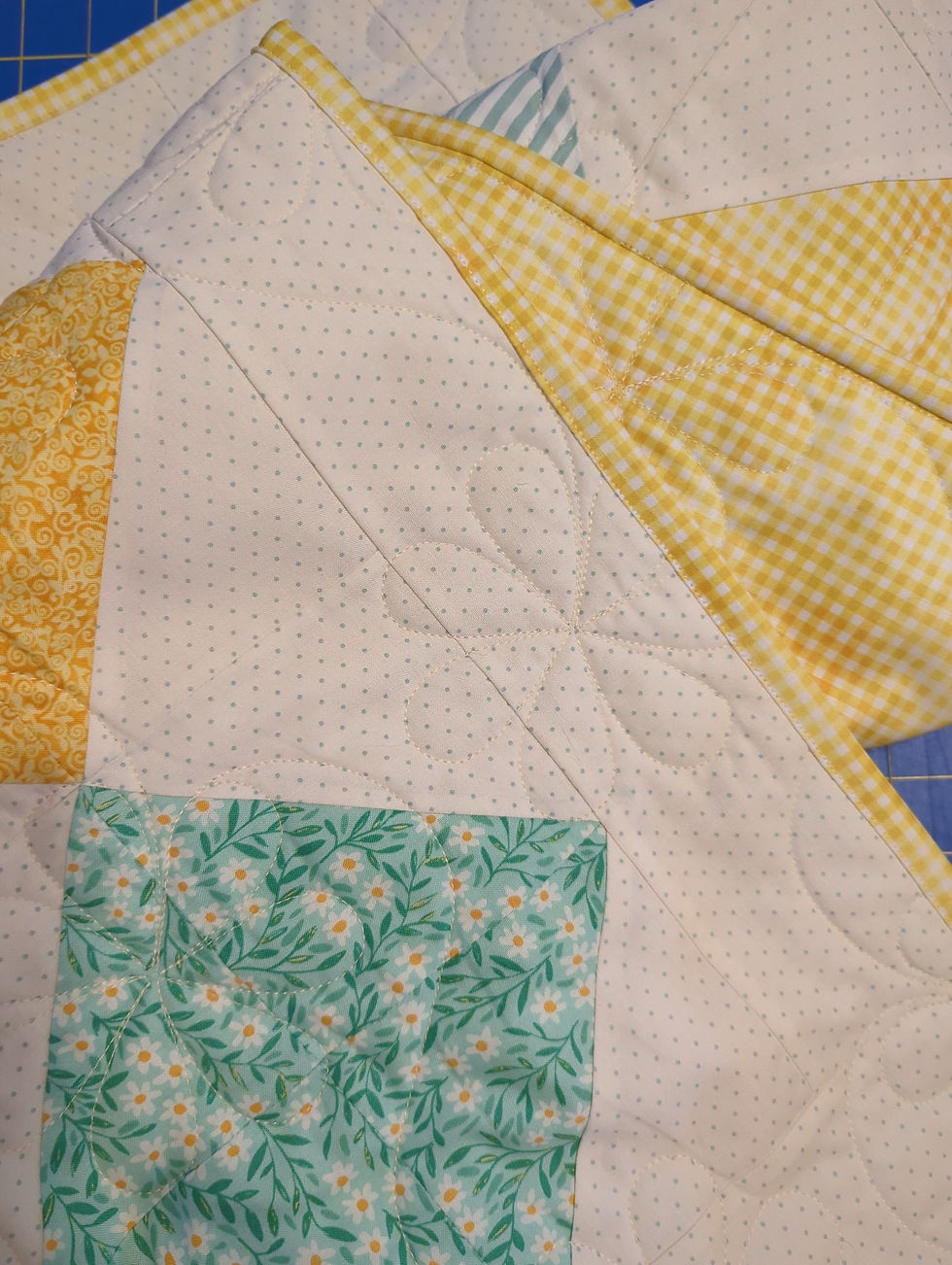 Daisy baby quilt