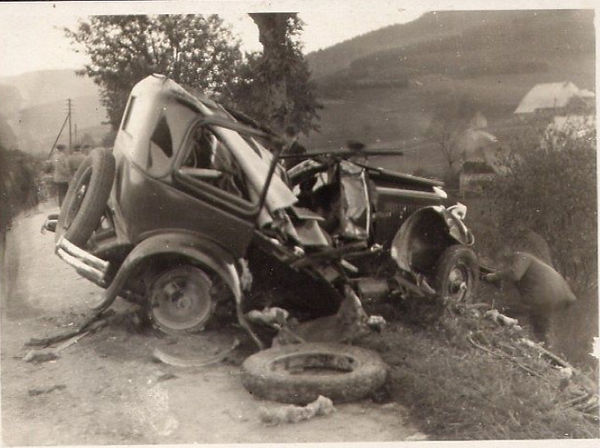 oldcarwreck2_edited.jpg