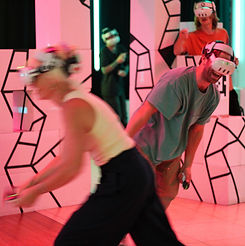 Frau spielt AR Lasertag