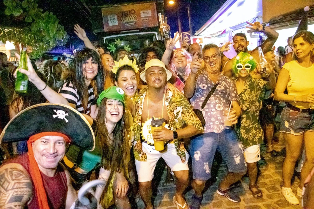 Várias pessoas alegres e fantasiadas durante o Carnaval de Porto Seguro