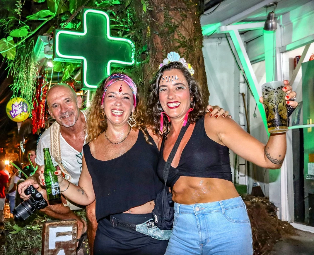 Pessoas alegres com o Carnaval de Porto Seguro