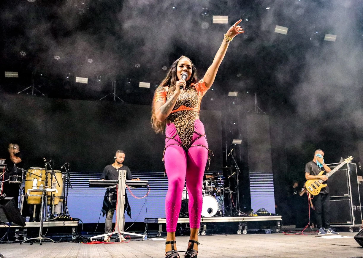 Cantora apresentando no bloco de Carnaval 2023 em Porto Seguro