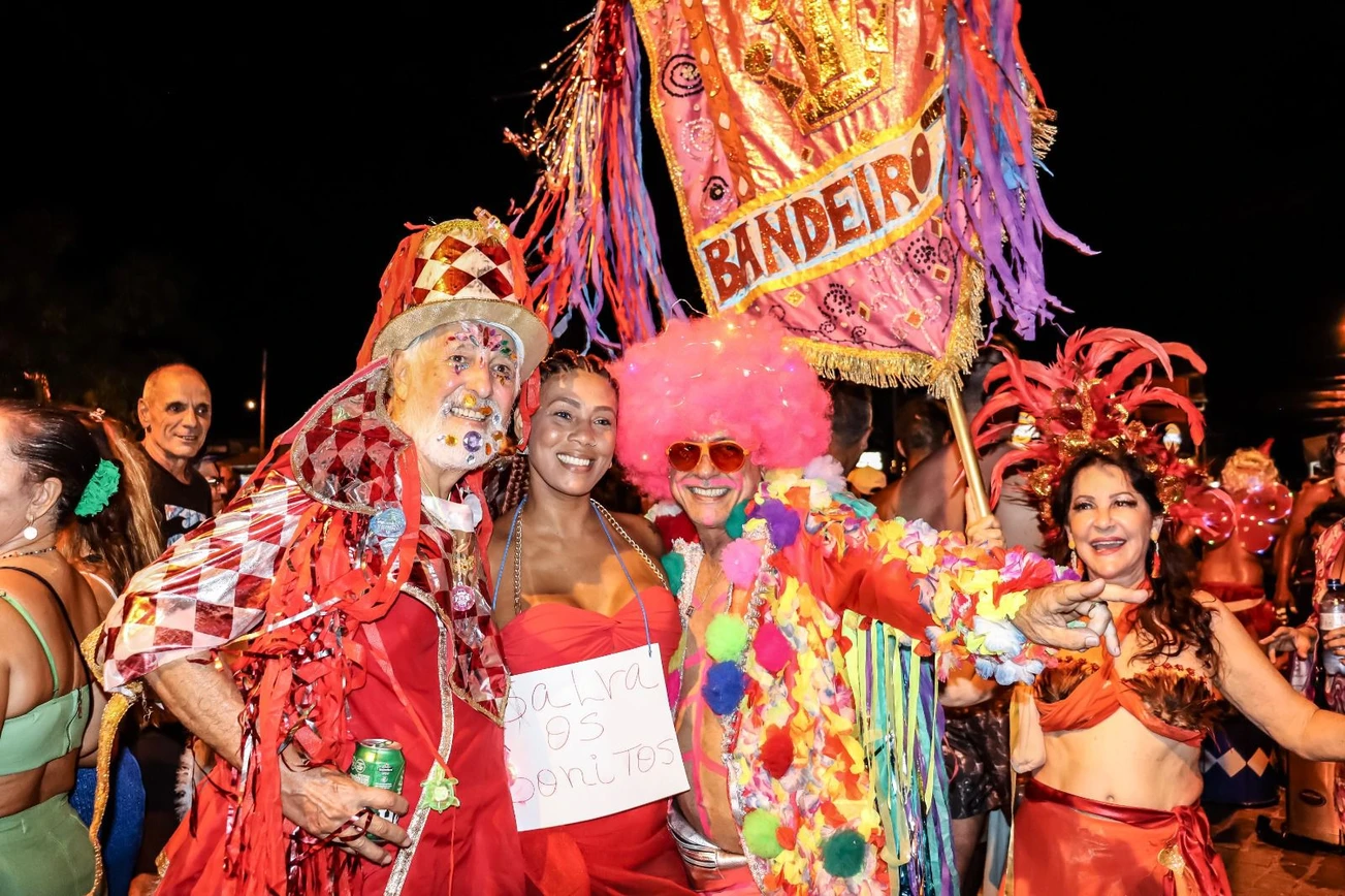 Humorista e pessoas fantasiadas no bloco de Carnaval de Porto Seguro