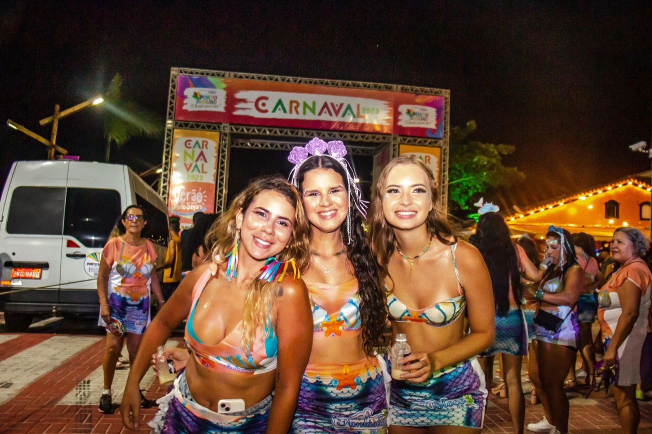 Três pessoas usando fantasia combinando no Carnaval 2023 de Porto Seguro