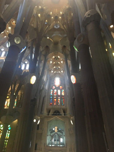 intérieur de la sagrada familia Barcelone 