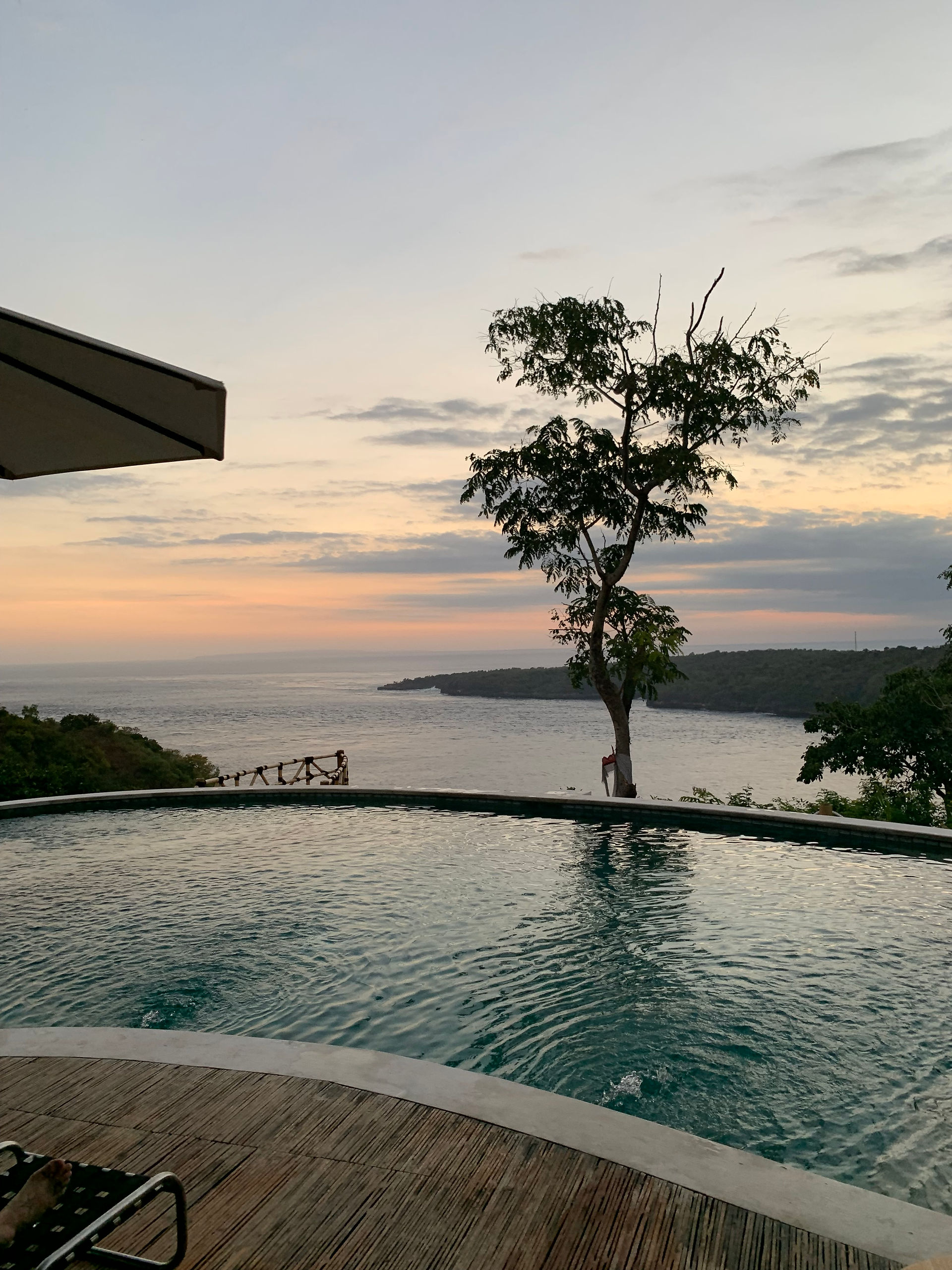piscine au bar amok sunset à bali nusa penida