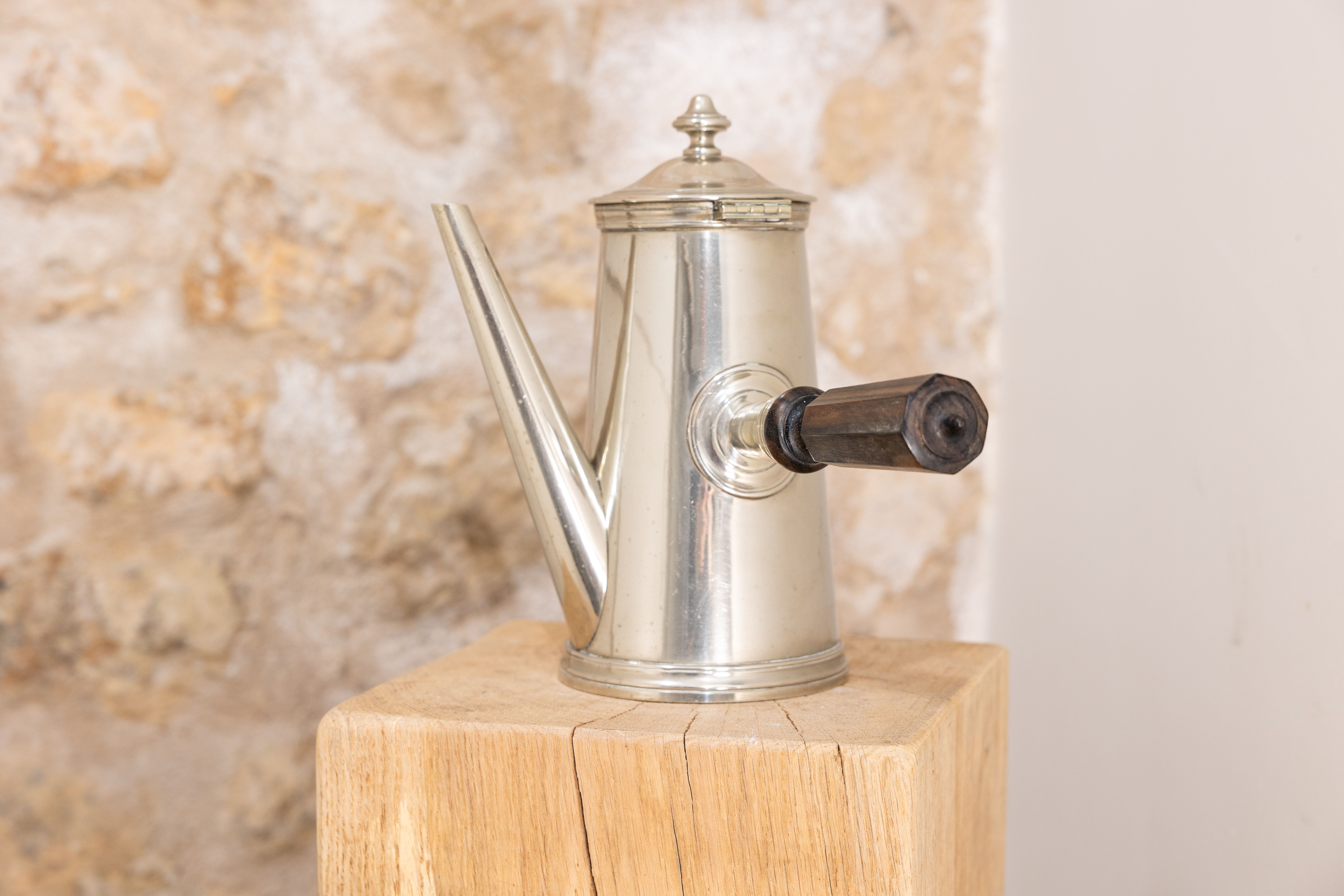 Chocolatière en métal argentè avec son poignet en bois, années 30