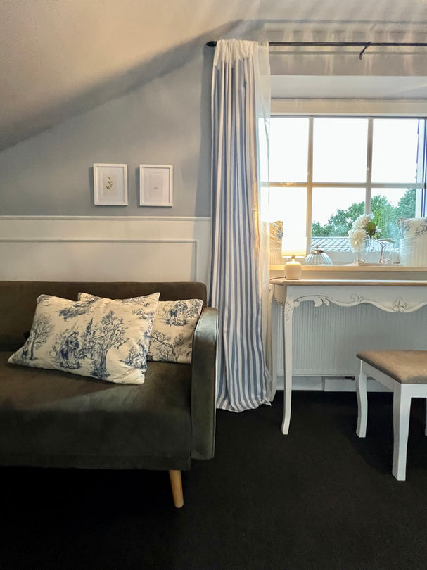 Arbeitsbereich mit Schreibtisch und Tageslicht in der Ferienwohnung Wettringen