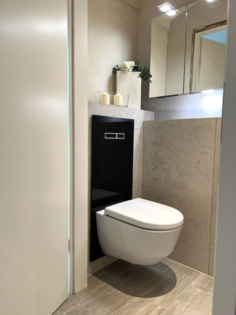 Badezimmer der Ferienwohnung Malibu L mit Dusche und Whirlpool-Badewanne.