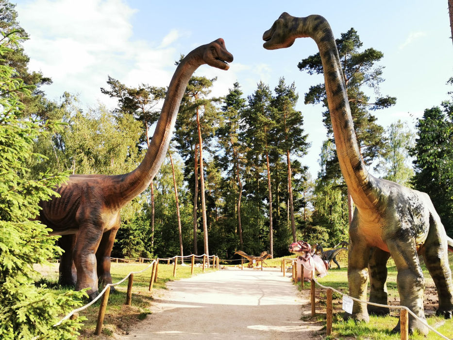 Riesige Dinosaurier im Dinopark, ideal für Kinder