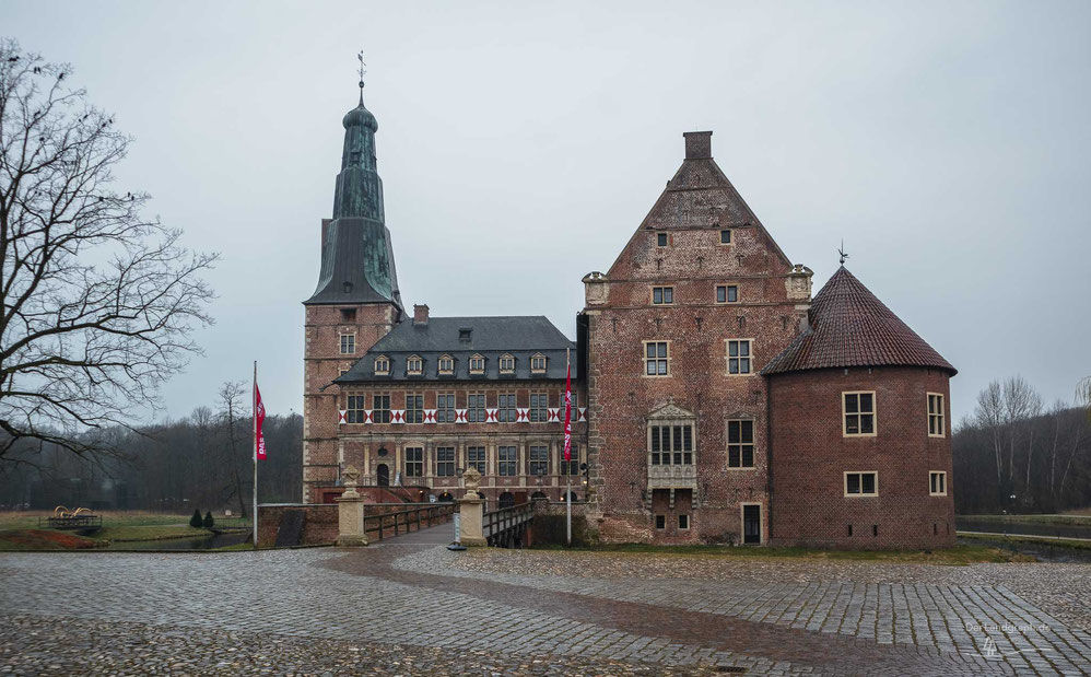 Alte Burganlage mit historischem Turm