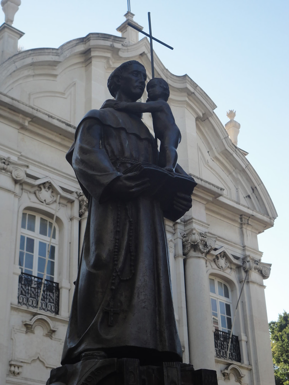 Junto à Igreja de Santo António