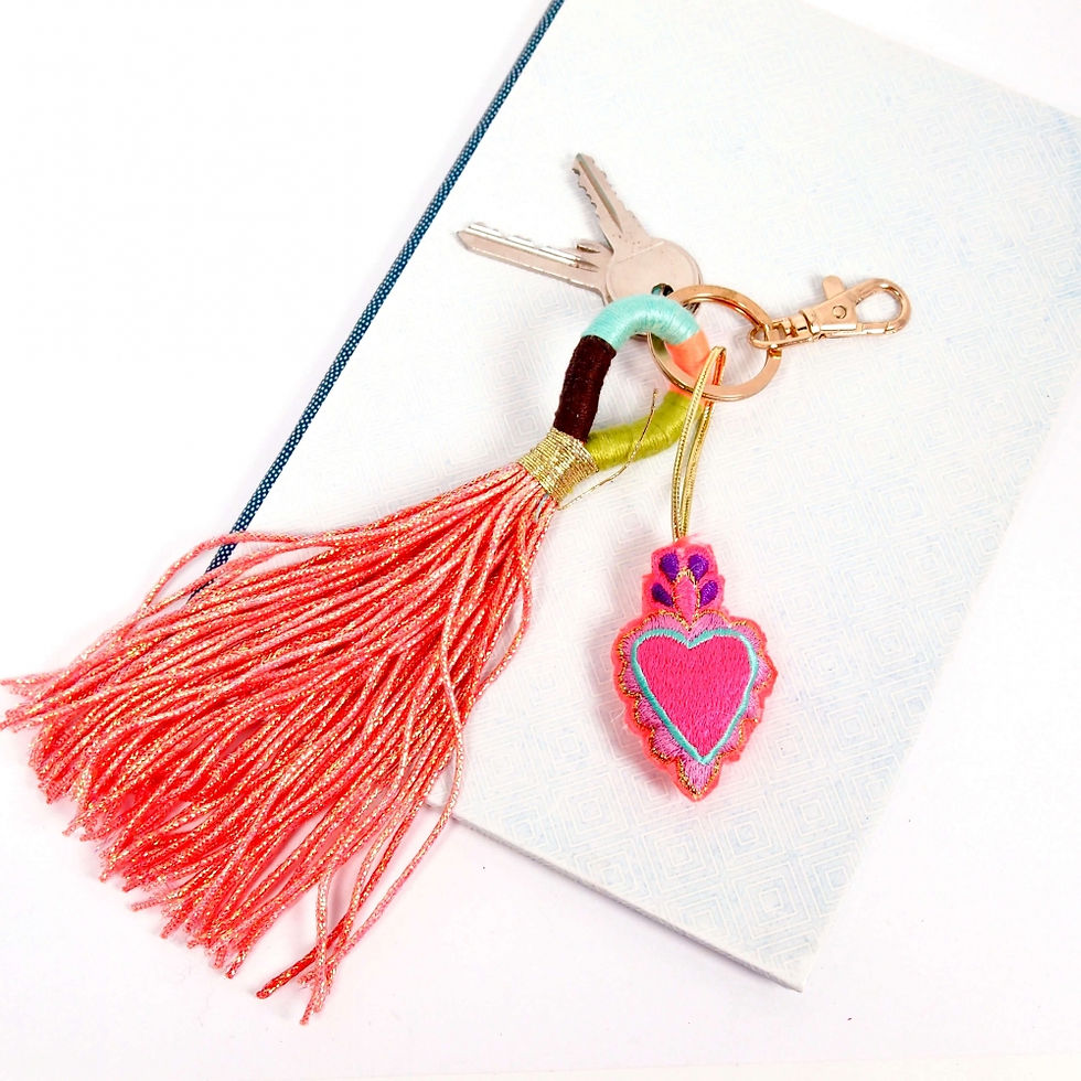 Miniaturbild: Noi Schlüsselanhänger Metallic Tassel mit handgesticktem Herz