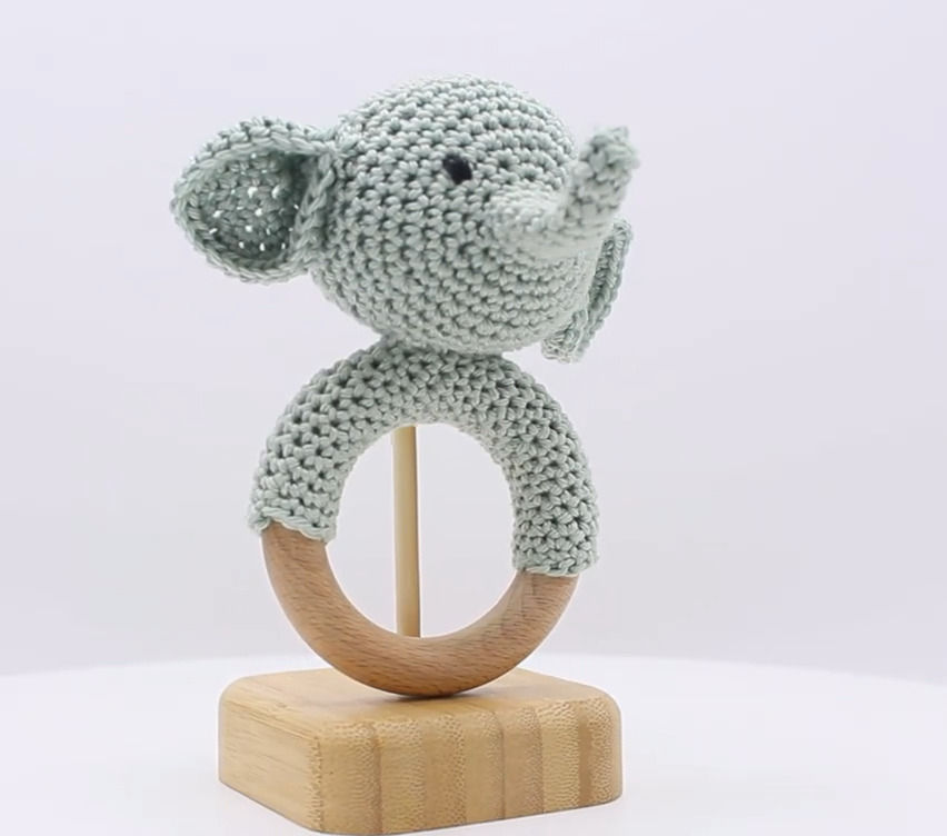 Miniaturbild: HardiCraft Rassel Elefant Babyrassel Häkelset | DIY Geschenkset