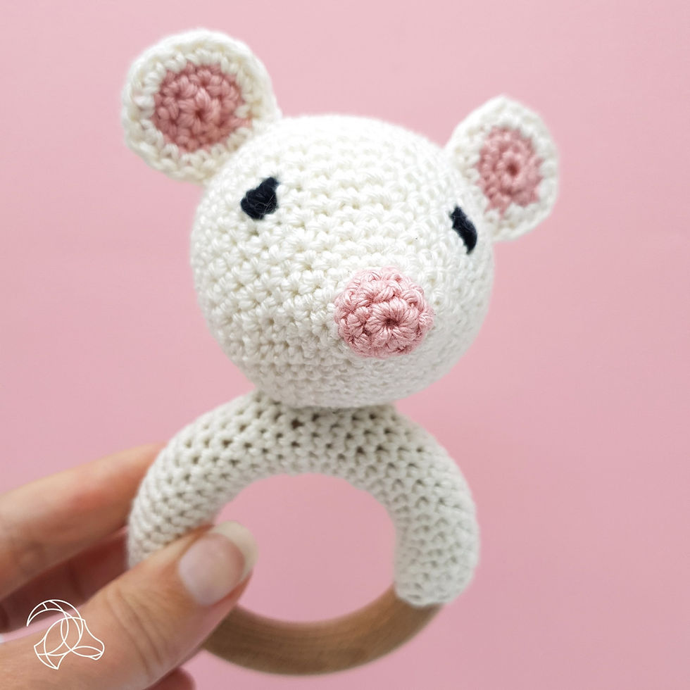 Miniaturbild: HardiCraft Rassel Maus Babyrassel Häkelset | DIY Geschenkset
