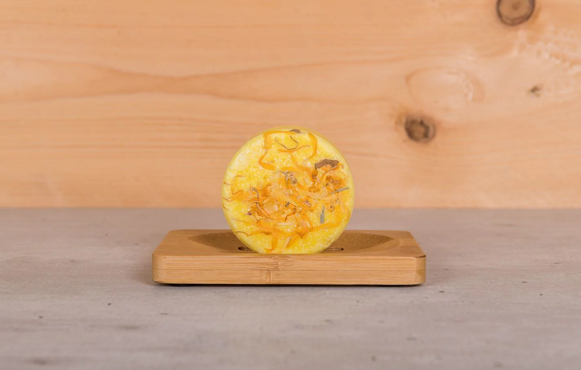 Miniaturbild: HappySoaps Kamille Down & Carry On Shampoo Bar |  70g | für Haut und Haar