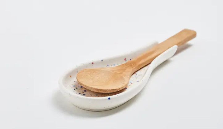 Egg Back Home Party-Löffelablage | Servierteller weiß aus Steingut | Handarbeit