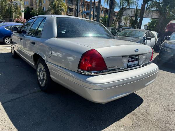 Thumbnail: 2005 Ford Crown Victoria