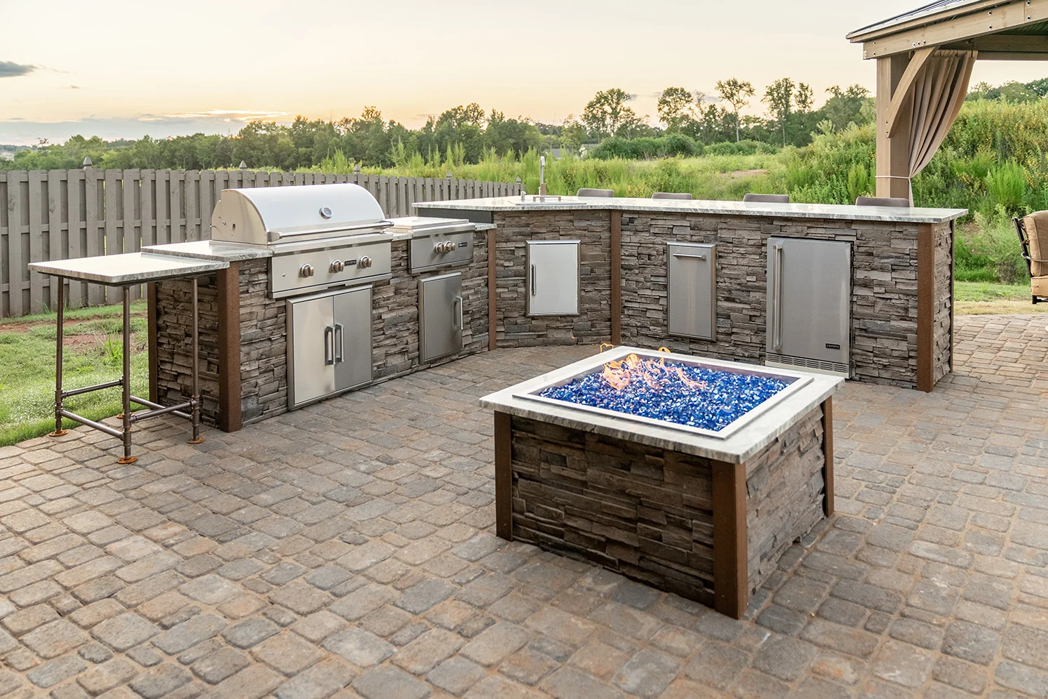l-shape-outdoor-kitchen-idea-with-fire-pit-1.webp
