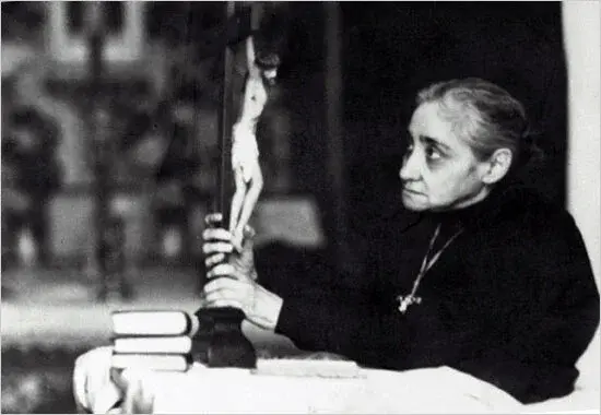 Luísa a contemplar Jesus na cruz